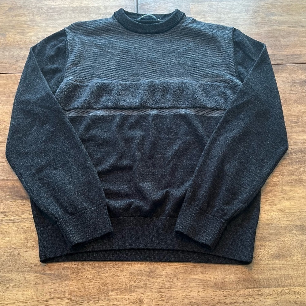 Bugatchi men’s gray crewneck 100% lambs wool sweater.